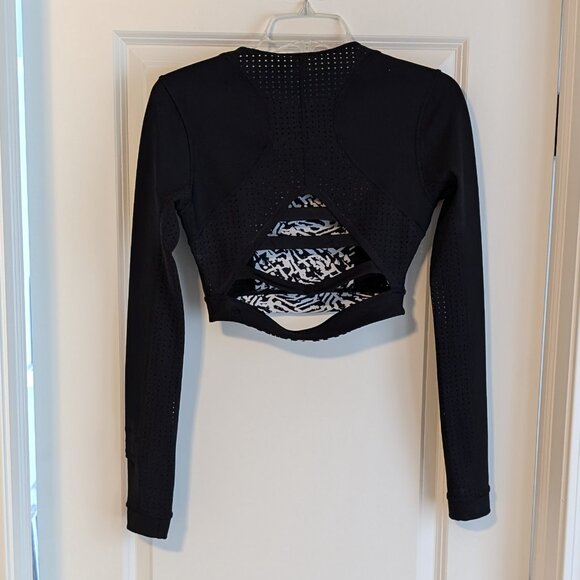 Lululemon Paddle Crop Top, Reversible, Black White, Size 6 - Picture 11 of 16